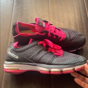 Sz 8. Black and pink women’s Reebox